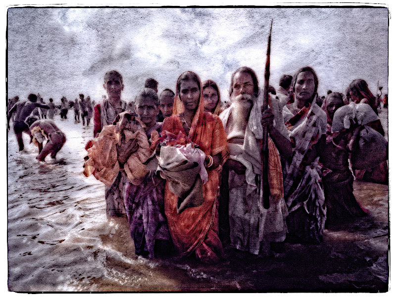 thomas dix In the holy waters of river ganga 800
