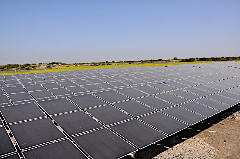 Foto: Astonfield Renewables' 11.5 MW solar plant in Patan, Gujarat. ©© CC BY-SA 3.0 by Citizenmj - Own work